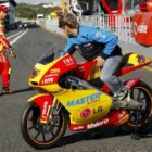 Los pilotos españoles Jorge Lorenzo y Álvaro Bautista, conversando ayer en el circuito de Estoril