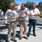 Santiago Rodríguez, García del Blanco y Courel, ayer ante la cinta inaugural en el Espino. M. M.