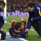 Jordi Alba es atendido tras su lesión muscular por el doctor Ricard Pruna (derecha).