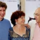 Los intérpretes Gabino Diego e Icíar Bollaín, con el director George Sluizer