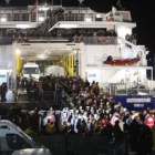 Cientos de turcos llegan al puerto de Mármara tras salir de Libia, la noche del miércoles.