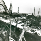 Elocuente imagen del tejado de la Catedral de León, tras el gigantesco incendio que arruinó el tejado del templo gótico en el año 1996 por culpa de un rayo.