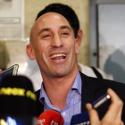 Luis Rubiales atiende a los periodistas tras la convocatoria de huelga en mayo del 2015.