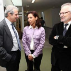 Azuara con la vicerrectora de Economía de la ULE y el director del Campus Noroeste de la Uned.