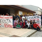 Padres, niños, alcaldes y políticos se manifestaron en contra del cierre de la ESO de Riaño ante las puertas del colegio.