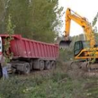 Maquinaria operando en las márgenes del río Órbigo para prevenir inundaciones