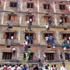 Miles de personas escalaron edificios para pasar las respuestas a alumnos que se examinaban.