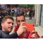 Cazorla, el jugador más cercano con la afición, se hace un selfi al acabar el entrenamiento en el Reino de León esta mañana