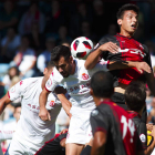 La imagen recoge el momento en el que el delantero Aridane (su rostro tapado) cabecea a la red tras el saque de esquina botado por Hugo Rodríguez. GUILLERMO MARCOS