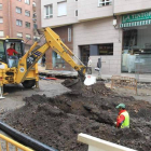 Tras año y medio parada, la obra de la avenida Valdés recuperó ayer la actividad con el regreso de los operarios de Volconsa.