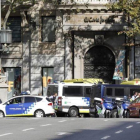 Efectivos policiales y de emergencia, en la zona donde ha tenido lugar el ataque terrorista, este jueves, en Barcelona.