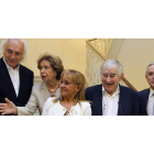 El cantautor Amancio Prada, Úrsula Rodríguez, viuda de Antonio Pereira, Isabel Carrasco, Antonio Gamoneda y el alcalde de León, Emilio Gutiérrez.