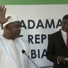 Adama Barrow jura el cargo de presidente de Gambia, en la embajada de su país en Dakar (Senegal), este jueves.