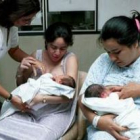 Una enfermera explica a un grupo de madres recientes cómo amamantar a sus hijos