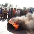 Cientos de manifestantes queman neumáticos en Mogadisco