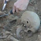 Excavación en una fosa de fusilados durante la guerra civil en León