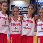 Emma, segunda por la derecha, con la camiseta de España.