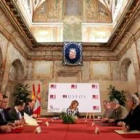 El alcalde de Astorga, en primer plano a la derecha, durante la firma del convenio
