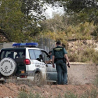 Dos agentes de la Guardia Civil, en la zona en la que se ha encontrado el cuerpo de la joven.