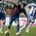 El argentino Saviola corre con el balón perseguido por Lopo