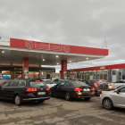 Imagen de colas para repostar en una gasolinera. RAMIRO