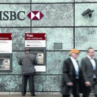 Cajeros automáticos de un sucursal del HSBC en la ciudad de Londres.