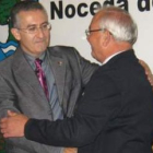 Miguel Ángel García y el alcalde de Noceda, ayer tras la colocación de la insignia de oro.