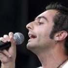 El cantante del grupo gibraltareño Taxi, Dylan Ferro, en una de sus actuaciones