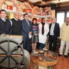 Peñín posa junto a representantes del grupo Callebaut, del país africano; del Ayuntamiento de Astorga; y de Cruz Roja.