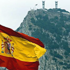 Una bandera española, frente al Peñón de Gibraltar.