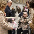 La presidenta de una mesa posibilita el voto a un impedido