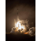 Imagen que muestra el lanzamiento del cohete SpaceX Falcon 9 y otra de la roca  BILL INGALLS / HANDOUT