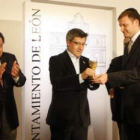 El alcalde recibe una copa de arena traída de Jerusalén en honor a los sefardíes.