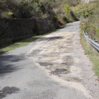Imagen de la carretera de acceso a Rucayo, que lleva décadas en muy mal estado. CAMPOS