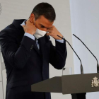 Pedro Sánchez se coloca la mascarilla al acabar una rueda de prensa antes de las vacaciones de agosto. ZIPI