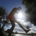 Un joven juega a la pelota al lado del río en Santa Marina del Rey, ayer. JESÚS F. SALVADORES