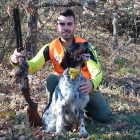 Cazador y perro, ambos imprescindibles para cazar becadas.