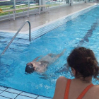 Clases de natación en la piscina de Trobajo del Camino.