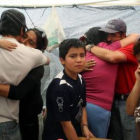 Familiares de los mineros atrapados celebran emocionados la certificación de que están vivos.