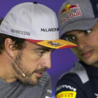 Fernando Alonso atiende a Carlos Sainz, en la conferencia de prensa de este jueves en Montmeló, con motivo del GP de España de F-1.
