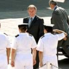 El ministro de Defensa británico, Geoff Hoon, es saludado por unos marines en Gibraltar