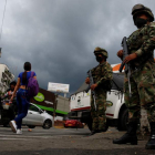Los soldados custodian las calles de Cali (Colombia). ERNESTO GUZMÁN