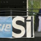 Un trabajador de RTVE sale de la sede tras depositar su voto