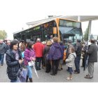 Un grupo de usuarios que sale del autobús y otro que hace cola para entrar, ayer en el cementerio ponferradino de Montearenas.