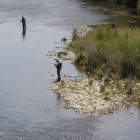 Dos pescadores en el río Órbigo el pasado julio. JESÚS F. SALVADORES