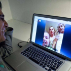 Una mujer habla con su familia a través de Skype.