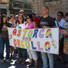 Algunas de las personas que se concentraron en la plaza para apoyar al movimiento LGTB.