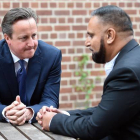 El primer ministro británico, David Cameron, conversa con Abdullah Rehman, un musulmán de Birmingham, donde ha presentado su plan contra el yihadismo.