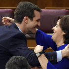 Casado y Santamaría en un gesto amistoso en un pleno del Congreso. FERNANDO VILLAR
