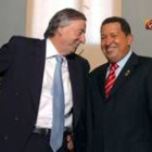 El presidente argentino, Néstor Kirchner, sonríe junto a su homólogo venezolano Hugo Chávez
